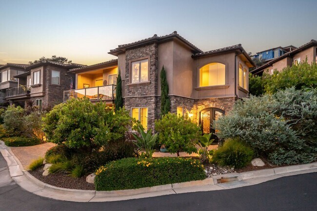 Building Photo - AVAILABLE NOW - Beautiful 3Bed, 2.5Bath Sa...