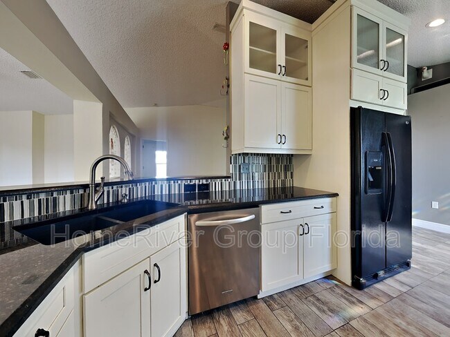 Building Photo - 501 SW Deer Run