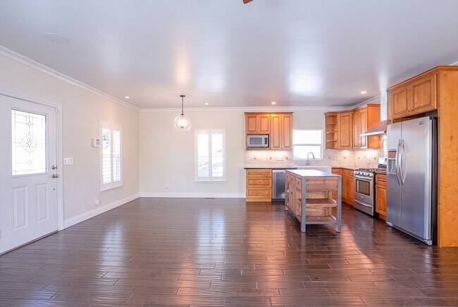Building Photo - Renovated Two Bedroom Two Bathroom House