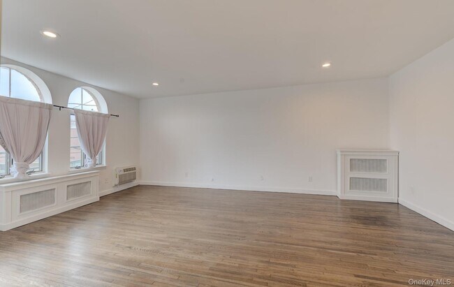 Foto del edificio - 215 Middle Neck Rd