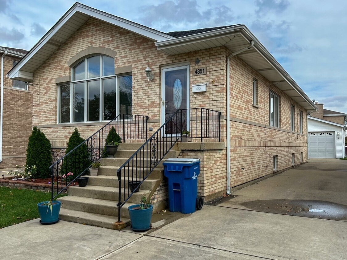 Primary Photo - 4851 N Oketo Ave