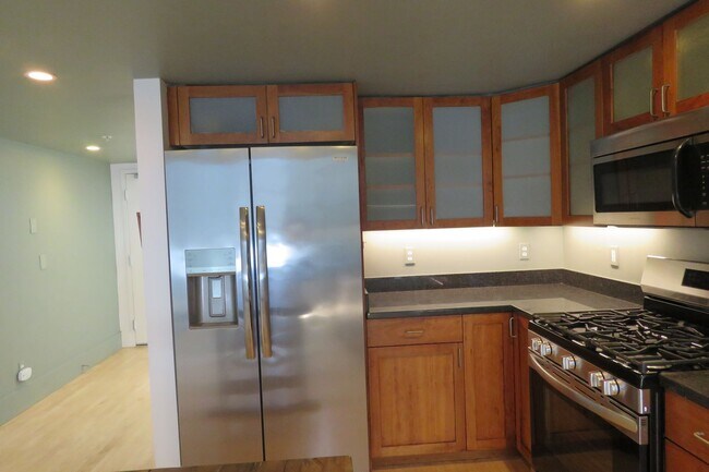 Foto del edificio - Huge Two Bedroom Condo in the Highly Desirable Neighborhood -  Dog Patch