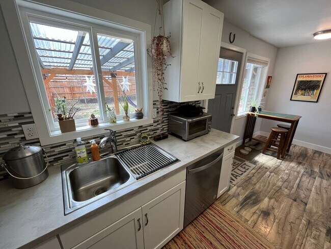 Building Photo - Fantastic 3 Bed/2 Bath Single Family Home ...