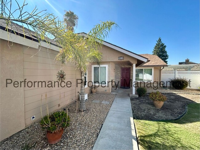 Building Photo - Spacious 4 Bed/3 Bath Home in Campus Park ...