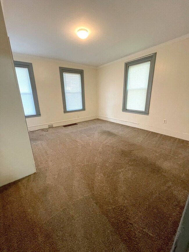 Foto del edificio - Six Bedroom House Available for Rent | Flexible Move-in Date!