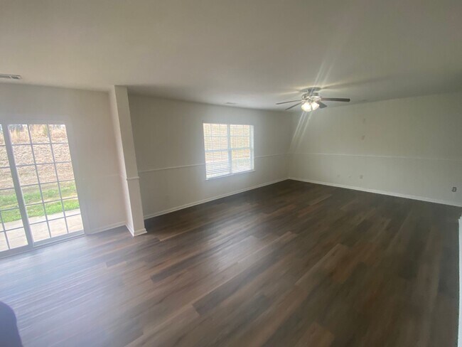 Foto del edificio - Large Four Bedroom Home In North Charlotte