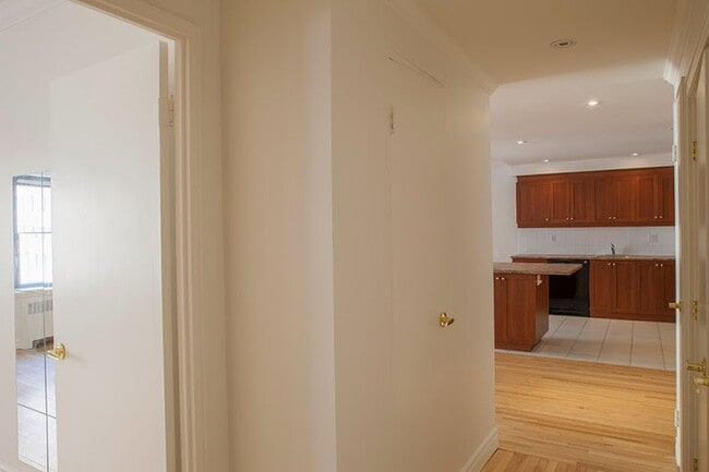 Building Photo - 3495 Rue de la Montagne