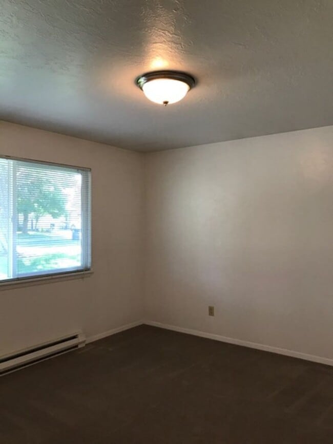 Building Photo - 787 Meadows Dr