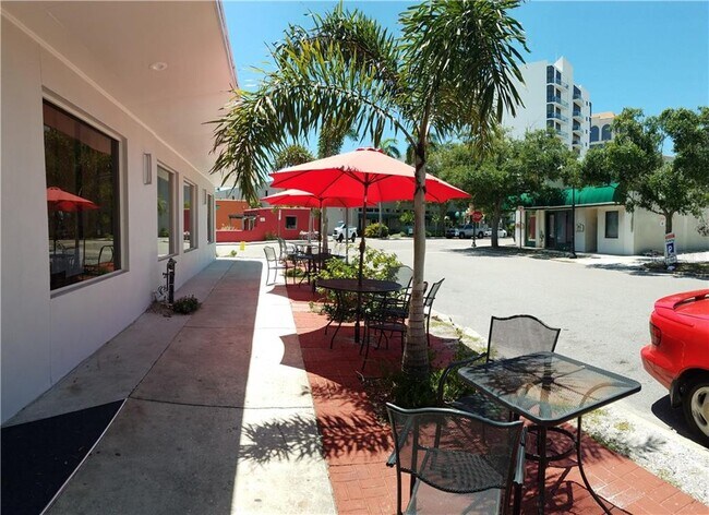 Building Photo - 1508 Dolphin St