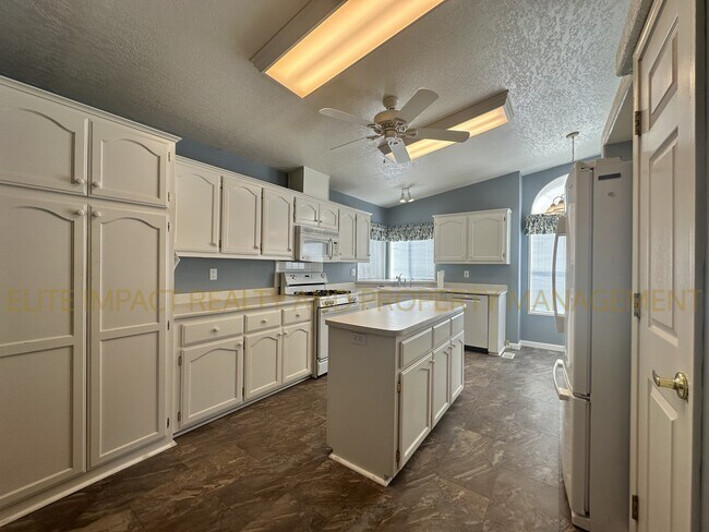 Building Photo - 3442 S White Gold Ave