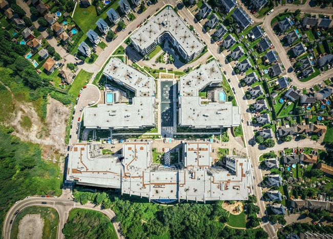 Building Photo - L'Aventura