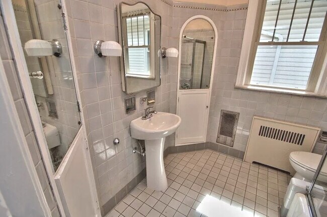 Baño 1/ con bañera - 638 Taylor Ave