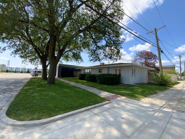 Building Photo - 4642 Hawthorne Ave