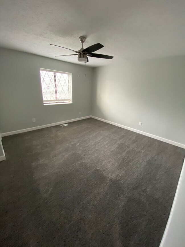 Foto del edificio - 3233 Summerhill Ln
