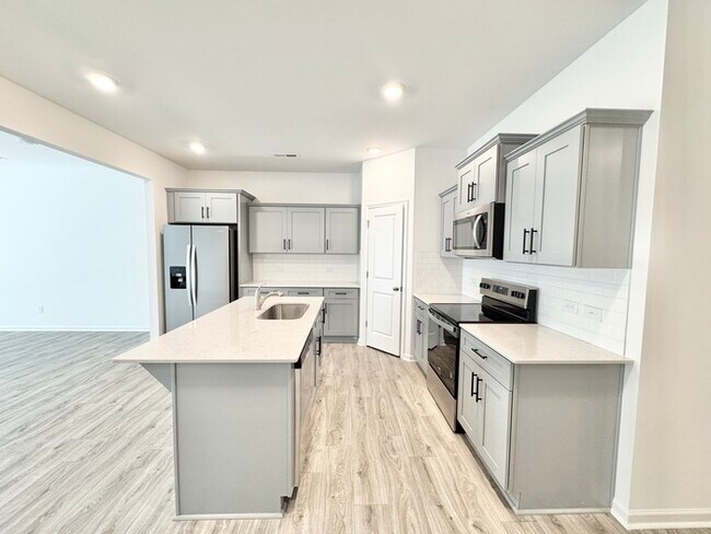 Foto del edificio - Brand-new three bedroom 2 1/2 bath townhome