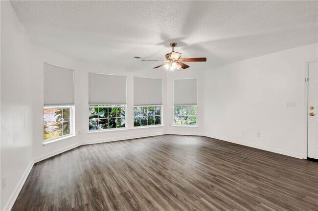 Foto del edificio - 1004 Sandy Ln Dr