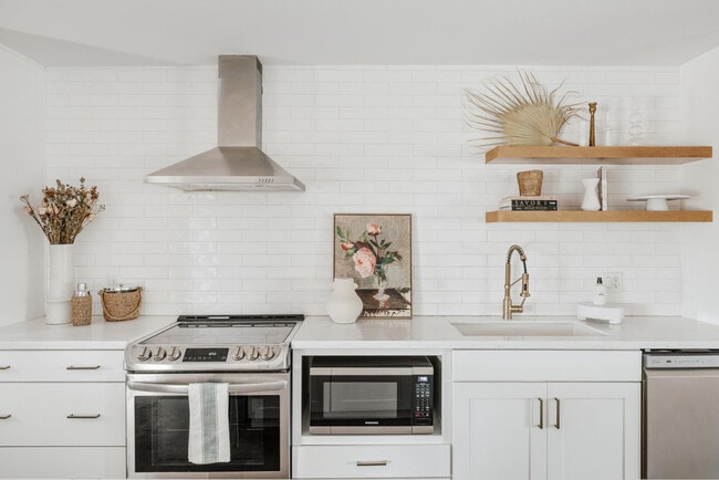 Building Photo - 1303 W 9th St