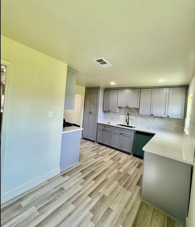 Building Photo - 4414 Howcher St