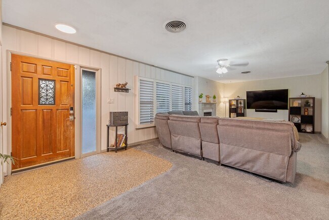 Foto del edificio - 3 bedroom 2 bath with Pool and Solar