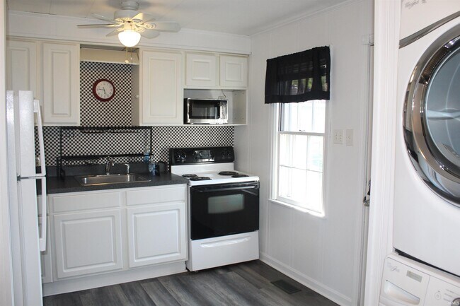 Building Photo - 2029 E Powell Ave