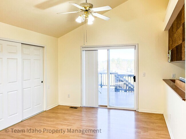 Foto del edificio - 5 bedrooms, 3 baths, and 3004 sqft Single Family Home