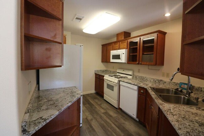 Foto del edificio - 2-bedroom, 1 bath, Upstairs Apartment in A...