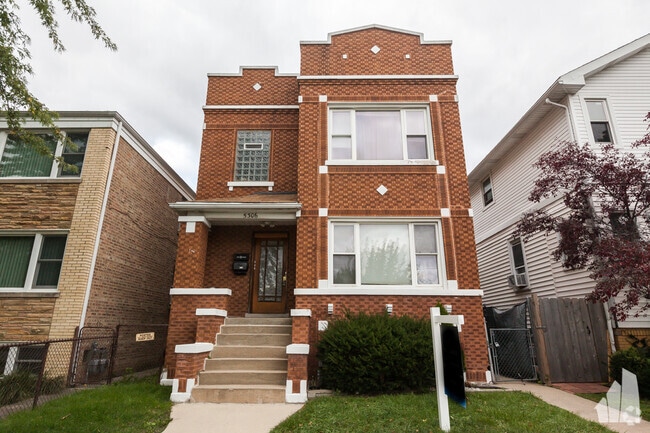 Building Photo - 5306 W Roscoe St