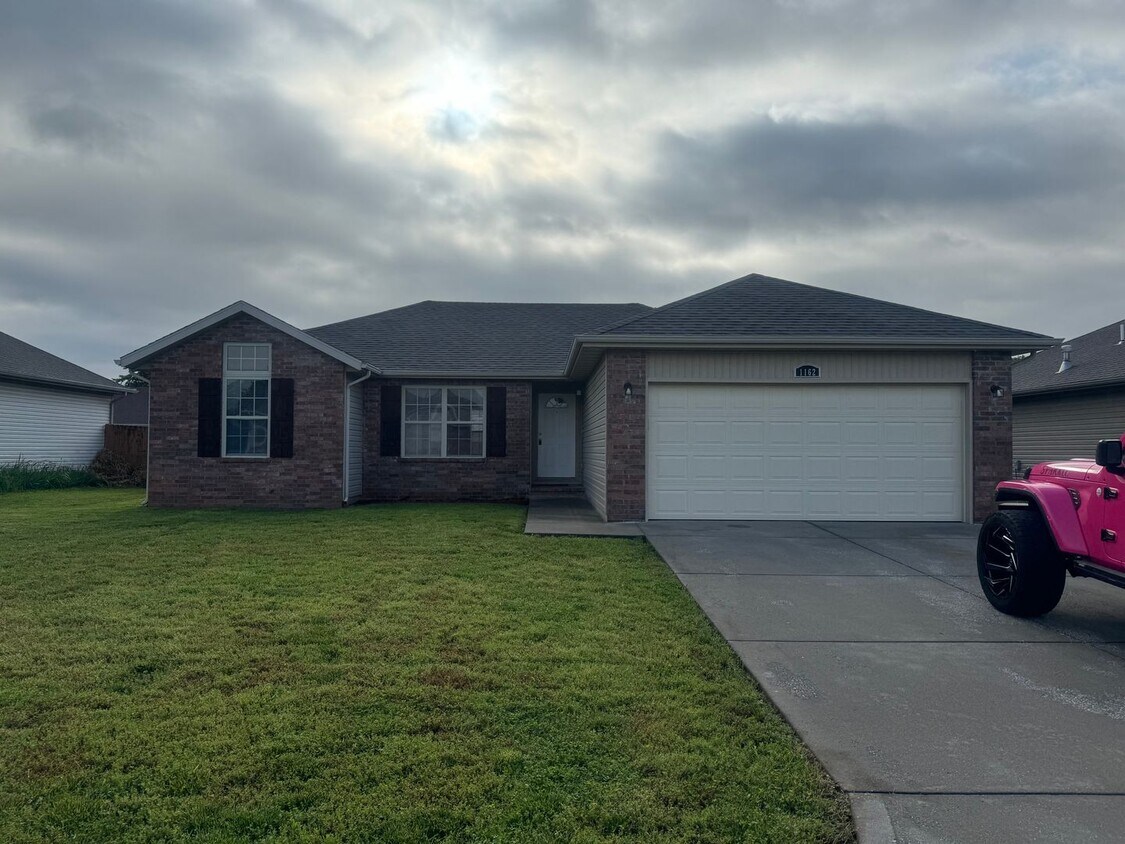 Primary Photo - Beautiful 3 bedroom 2 full bath 2 car gara...