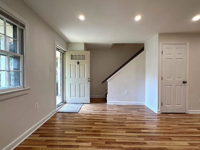 Foto del edificio - 411 Hampton Ct