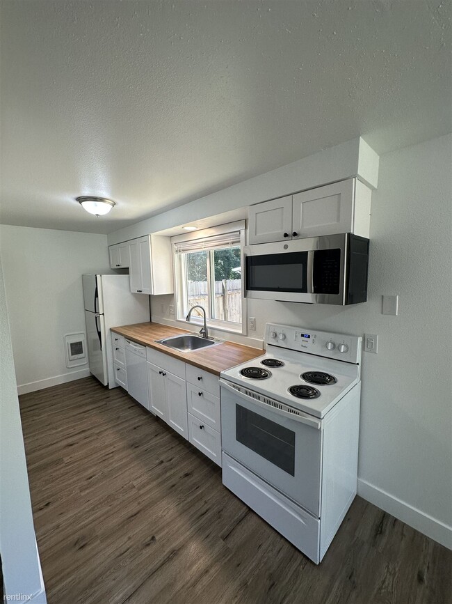 Building Photo - 2 br, 1.5 bath Duplex - 605 Andrew Street A