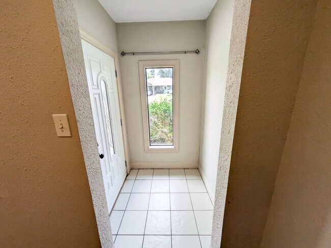 Foto del edificio - 5031 Simpson Ave