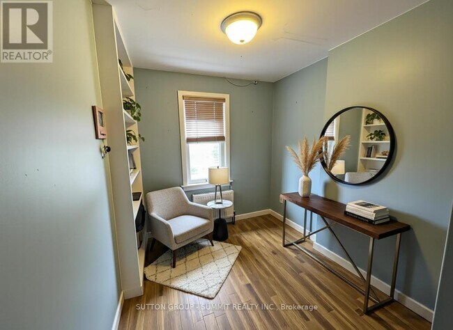 Photo du bâtiment - 16 Kingsway Dr