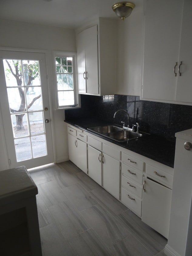 kitchen - 608 S Burnside Ave