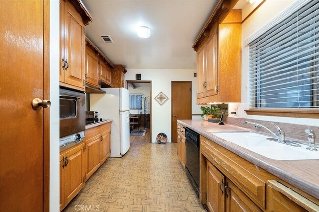 Building Photo - 549 California Dr