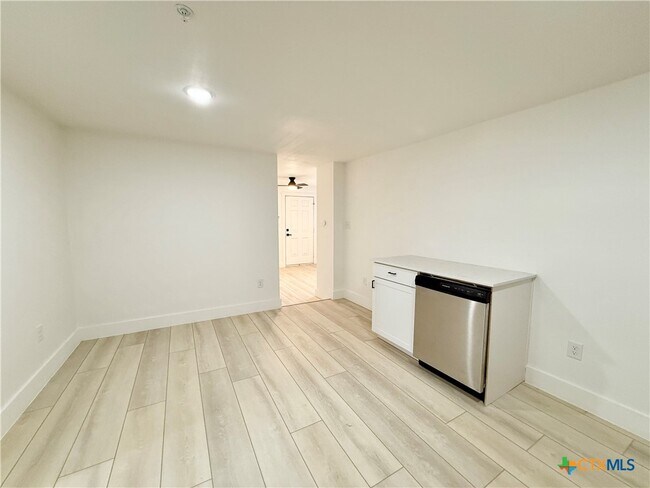 Foto del edificio - 2204 W San Antonio St