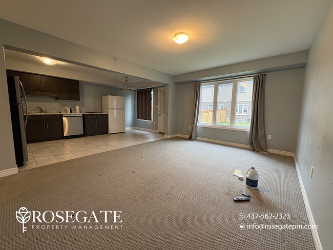 Building Photo - Spacious 6-Bedroom Freehold Townhouse with Garage & Backyard – Thorold