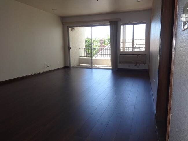 Building Photo - Centrally Located 2nd floor Upgraded Condo