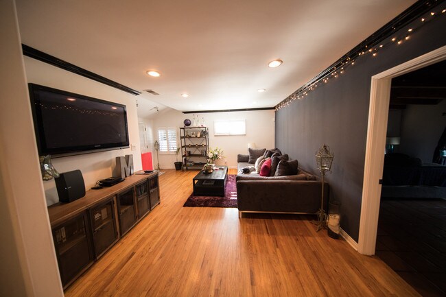 Foto del edificio - 5711 Rhea Ave