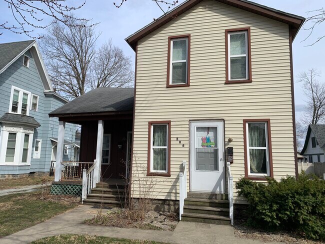Building Photo - 206 S 7th St