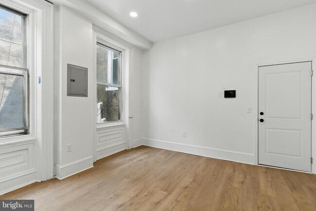 Building Photo - 1637 W Girard Ave