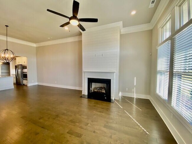 Foto del edificio - Clift Farm townhome with a fence and 3 car garage