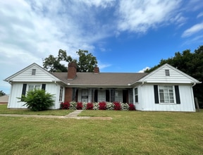 Building Photo - 4320 Bishop Hills Dr