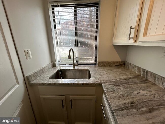 Building Photo - 3815 Davis Pl NW