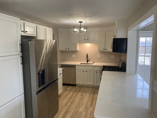 Kitchen - 599 Lindsay Rd