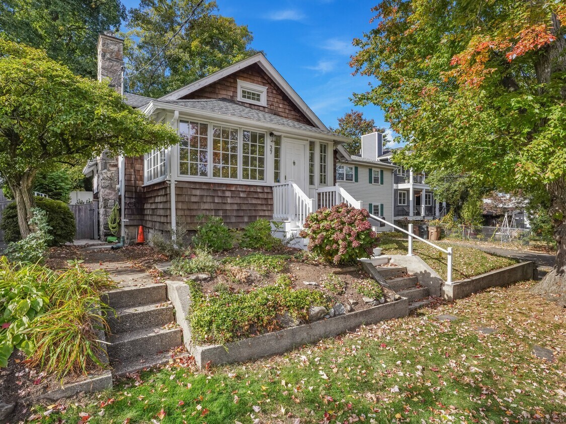 Primary Photo - 37 Mohegan Ave