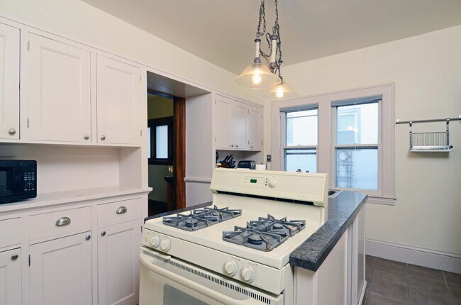 Building Photo - Gorgeous 3 Bed, 2 Bath Kingfield Home Available 9/10!
