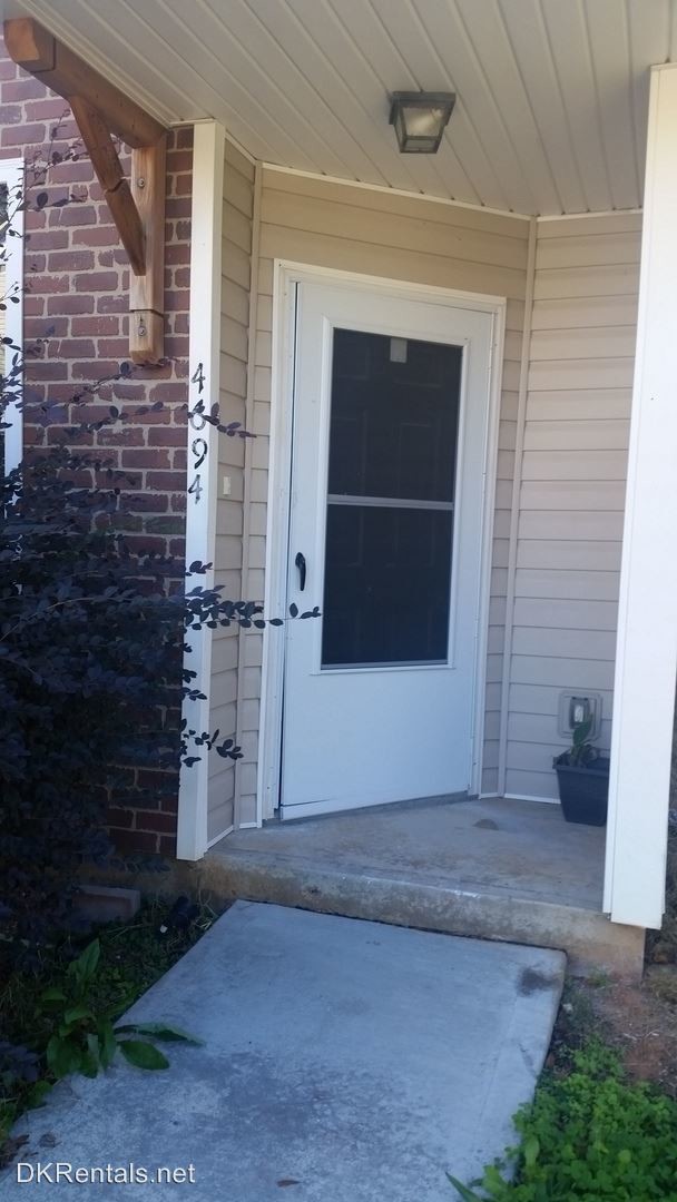 Foto del edificio - 4694 Ernest Dr