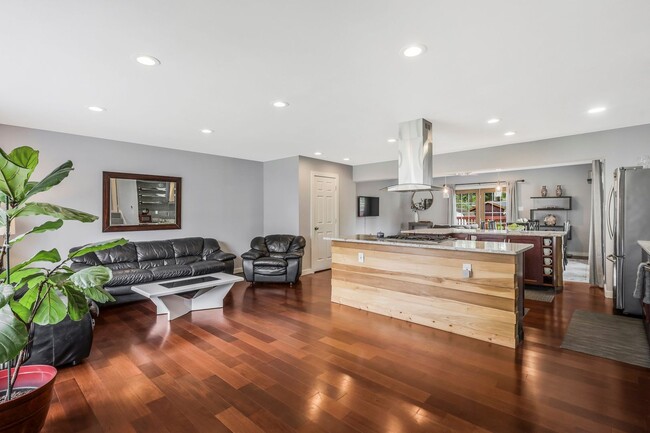 Building Photo - Renovated Split Level 4 BR 2.5 BA Home in ...
