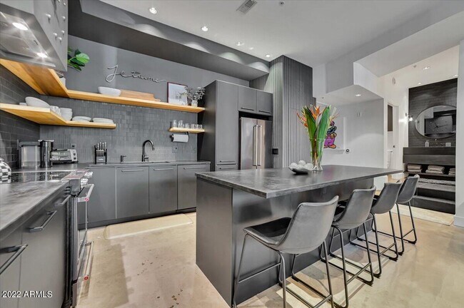 Foto del edificio - 7301 E 3rd Ave