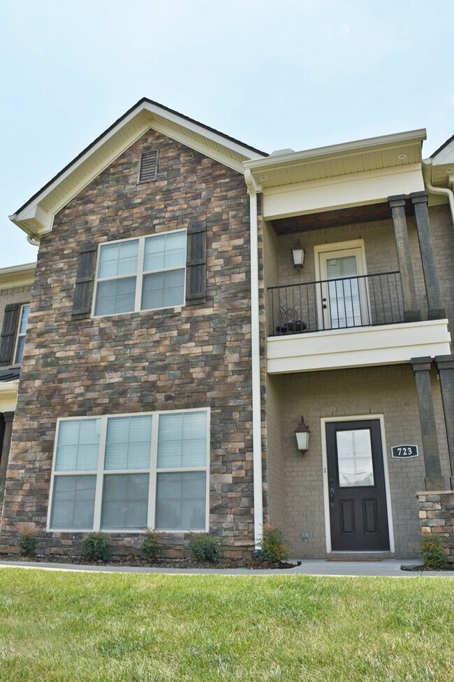 Foto del edificio - Gorgeous 3BR luxury Murfreesboro townhome ...